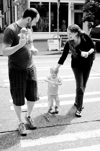 ice cream in the city with kid