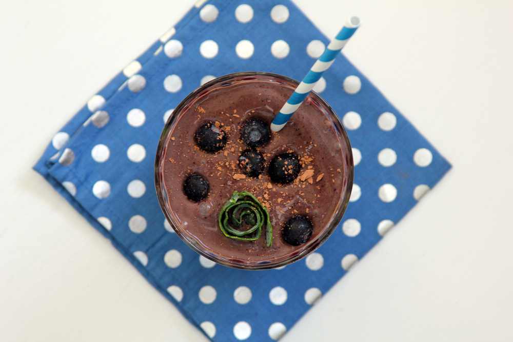 chocolate blueberry and kale smoothie