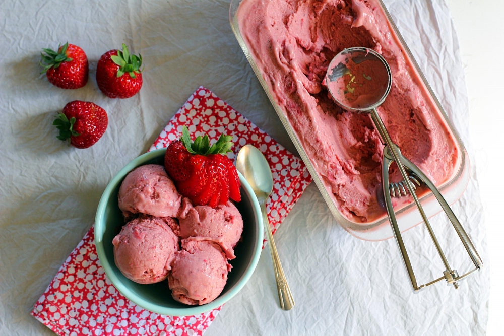 Roasted Balsamic Strawberry Ice Cream archerfriendly