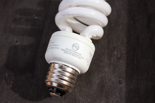 compact fluorescent light CFL bulb contains mercury