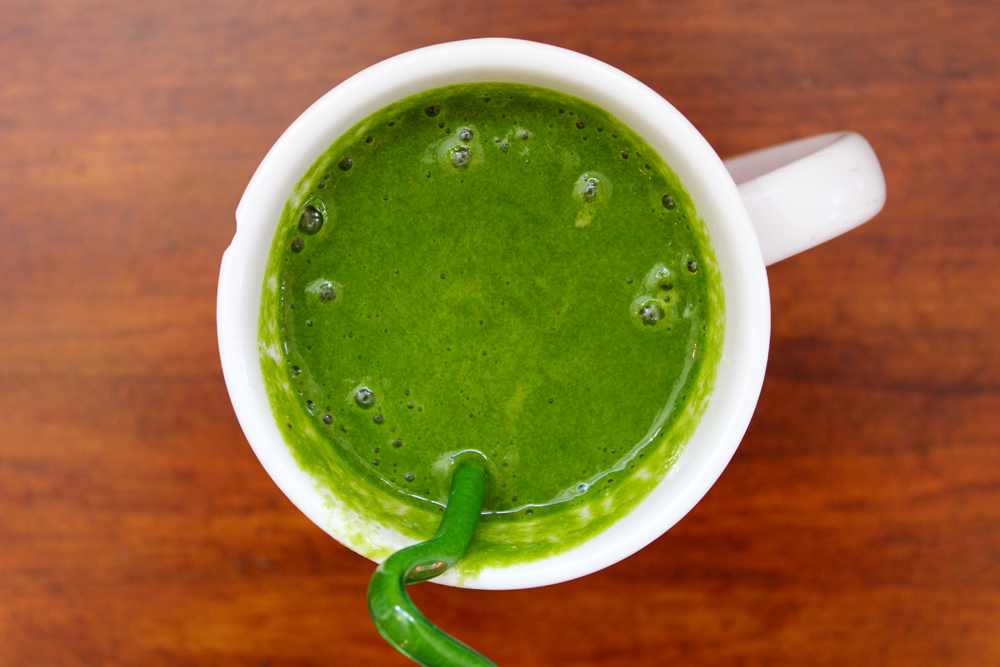 green smoothie with spinach banana ginger